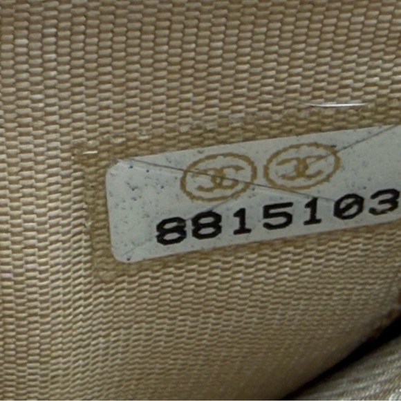 CHANEL Coco Button bi-fold long wallet - Picture 12 of 16